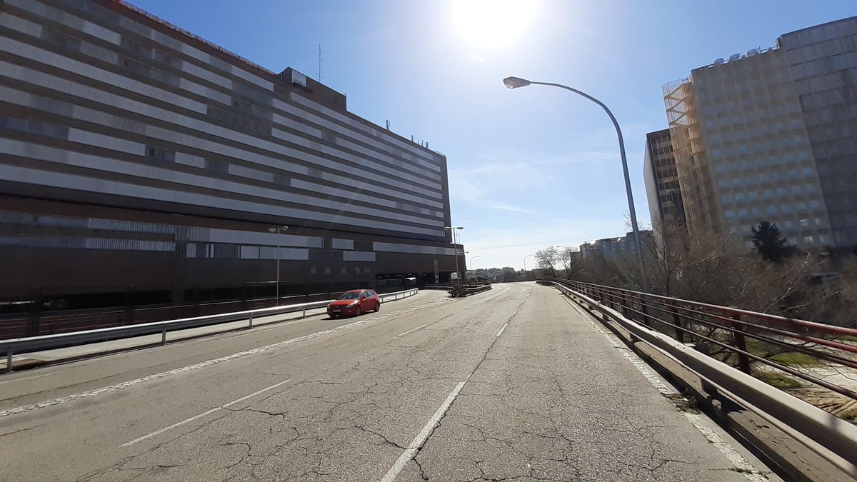 pedalibre's tweet photo. Cuando el acceso a la estación de Chamartín es ésta (foto 1,2), no nos puede extrañar el poco uso de los sistemas de estacionamiento y préstamo de bicis, aun contando con la última tecnología (foto 3,4)
@JMDChamartin 
@Adif_es 
@mitmagob 
@ComunidadMadrid 
@MADRID 
#carrilbiciya https://t.co/Qq4Cw3IFsb