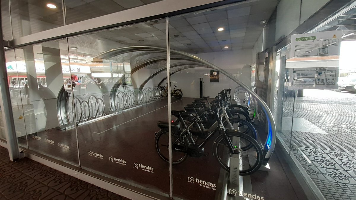 pedalibre's tweet photo. Cuando el acceso a la estación de Chamartín es ésta (foto 1,2), no nos puede extrañar el poco uso de los sistemas de estacionamiento y préstamo de bicis, aun contando con la última tecnología (foto 3,4)
@JMDChamartin 
@Adif_es 
@mitmagob 
@ComunidadMadrid 
@MADRID 
#carrilbiciya https://t.co/Qq4Cw3IFsb