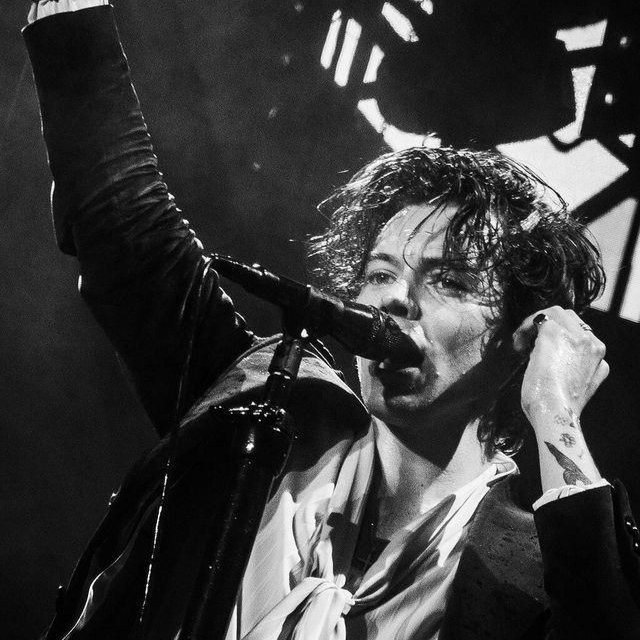 reneegossip's tweet photo. au larry! 𝐡𝐚𝐛𝐢𝐭

Louis e Harry terminaram há dois anos e desde então nunca mais trocaram uma só palavra. 
Até o dia que Louis lança uma música falando sobre o lugar em que ele e Harry moraram juntos, fazendo Harry cometer um deslize. https://t.co/b8SWbzpfzY