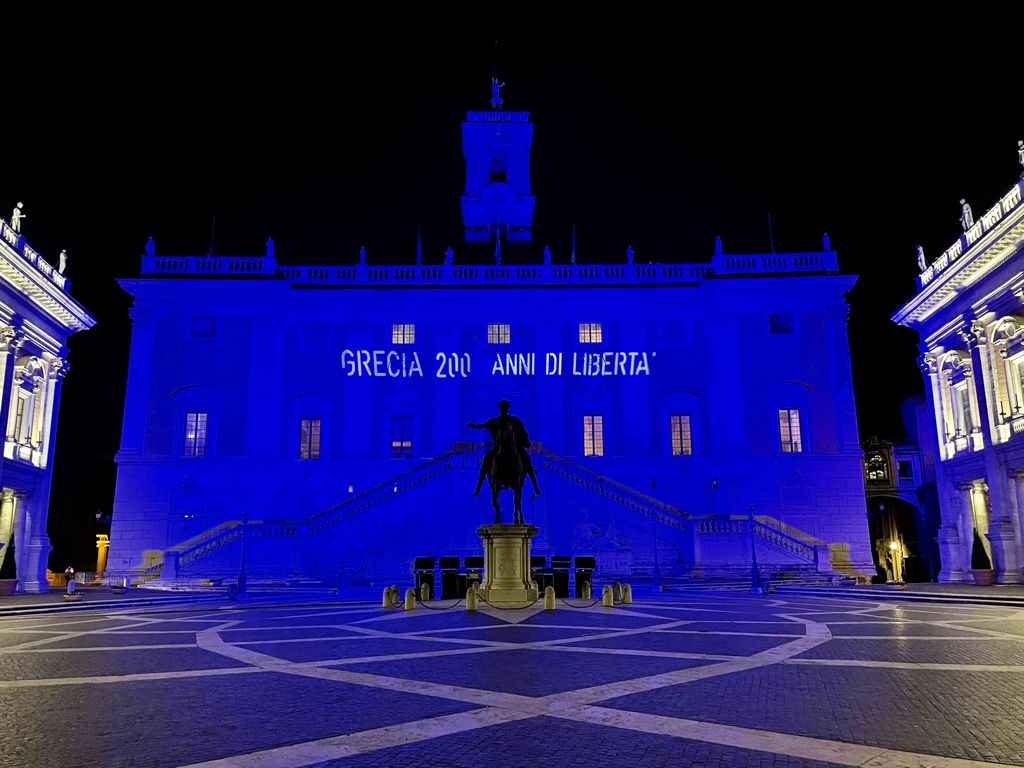 GreeceinItaly's tweet photo. Ιl palazzo senatorio del Campidoglio, domani sera verrà illuminato in onore della Festa Nazionale Ellenica del 25 marzo, che quest'anno celebra i 200 anni della rivoluzione greca del 1821 #Greece200years #Greece2021 https://t.co/mcYbDzSH6j