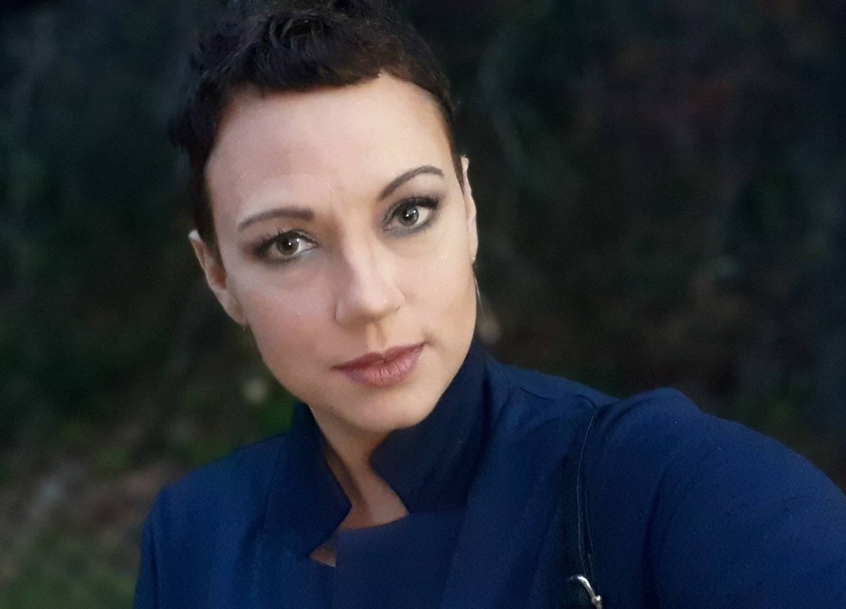 NicoleRPaulson's tweet photo. So, I'm no photographer but I feel like I did pretty darn good at these. I am never growing my hair back out. That is all.
#pixie #shorthair #photography  #pixiecuts #aesthetics #mood #intense #aestheticmakeup #makeup #aestheticblue #Jacksonvilleflorida #northflorida https://t.co/WOl1IYPttB