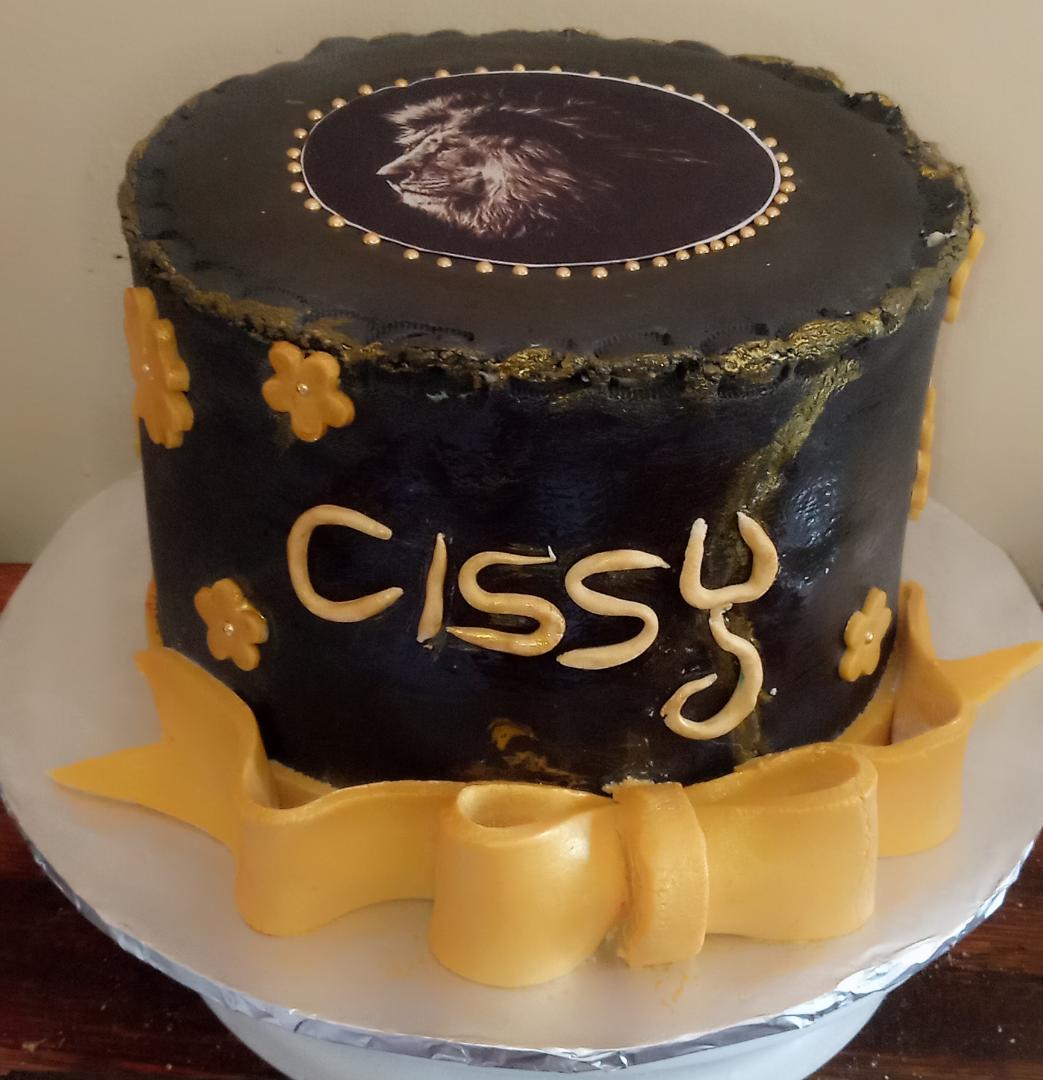 NakiguddeCc's tweet photo. Birthday celebrations were litπ€....@NBL @NileStout cme here small small
#Birthmonth
#NiceMaryCc
#TheMeAttitude
#LionAtHeart
#NileStout https://t.co/C2RT7i5U5B