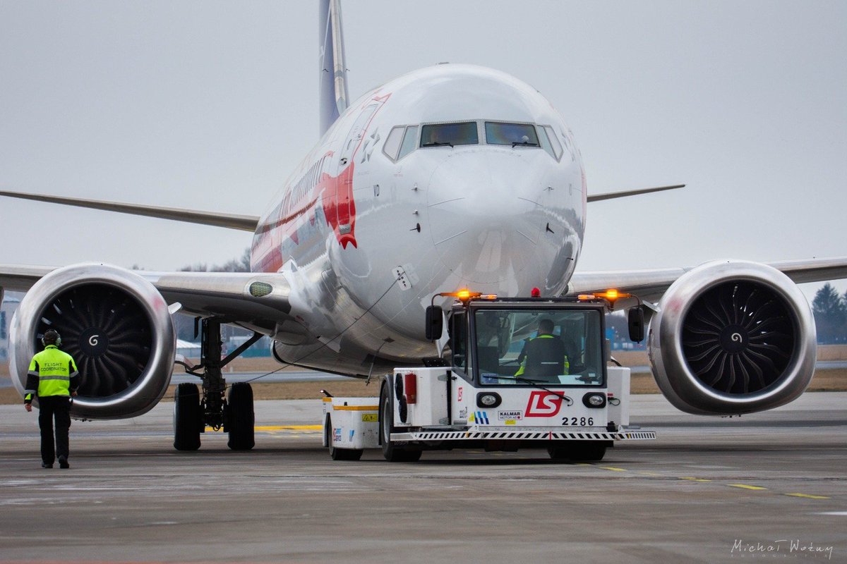 LSASaero's tweet photo. Boeing 737 MAX w barwach @LOTPLAirlines wraca do operacji lotniczych. Dziś mieliśmy przyjemność obsłużyć pierwszy po dłuższej przerwie rejs pasażerski operujący na #B737MAX z Warszawy do Oslo👍 Wysokich lotów MAX! ✈️
📸 Michał Woźny 👏
@ChopinAirport #LSAS #highflyinghandling https://t.co/gbeIbNMpkr