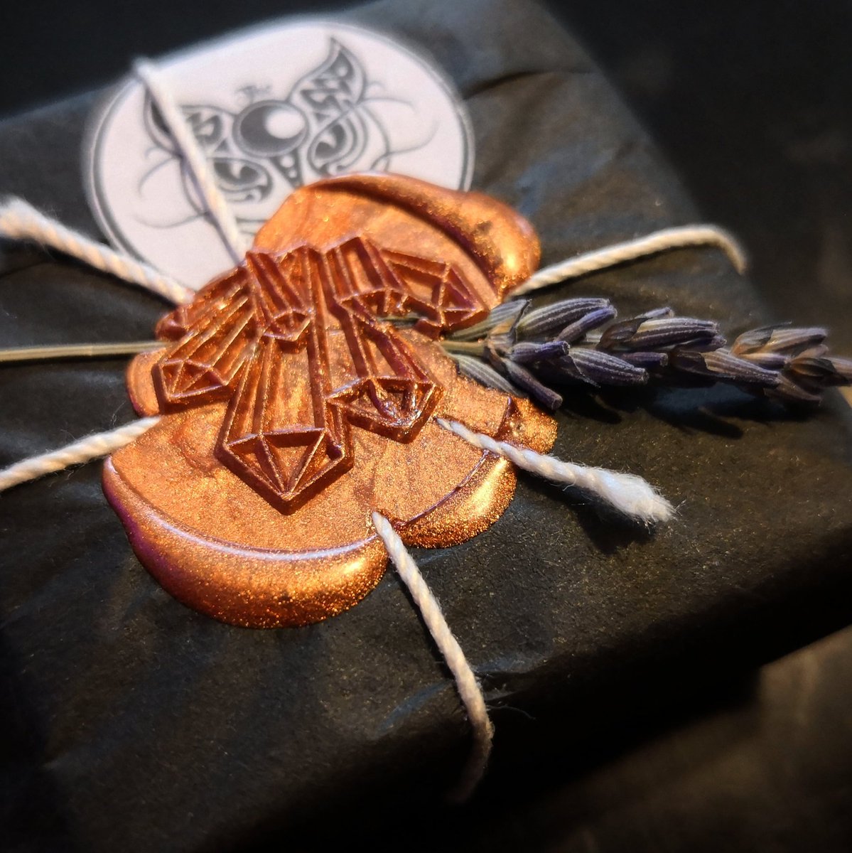 TwistedKittyArt's tweet photo. Day 24 - #marchmeetthemaker
'Wrapped and packed'
This is how I wrap my 'gift wrapped' packages but I'm currently looking into new packaging ideas. 
#packaging #branding #copper #waxseal #sealed #marchmeetthemaker2021 https://t.co/tFQ2PiH3LP