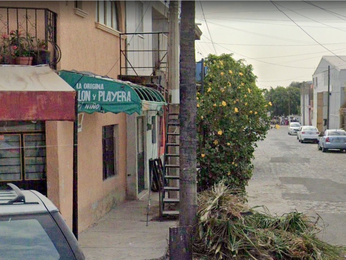 ColonosMiramar's tweet photo. Nueva escalera obstruyendo la vía pública 🤦‍♀️ (van 21) 
Apoyo @InspZapopan @ZapopanGob, imposible transitar por la acera 🧑🏻‍🦽👩🏼‍🦯👨🏼‍🦼 Calle Puerto Vallarta esquina Av. Las Torres 
¡Apóyanos con un RT!
@PoderAG_Jal @PoderAG_Zap @to2peatones @peatonatapatia @Notisistema https://t.co/ZsovFHk58b