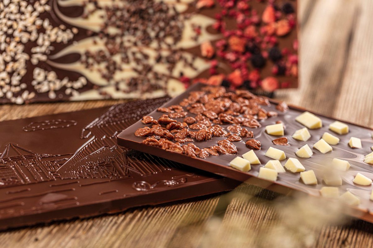 AeschbachChoco's tweet photo. Still looking for an Easter present?
How about a trip to our #ChocoWorld in #Root_D4?
You can create there your favorite chocolate bar as a gift for loved ones or your own pleasure.
Here are our opening times https://t.co/VXD2zuA2uD
#AeschbachChocolatier #Easter #ChocoBar #Gift https://t.co/ZWgqhXTy1P