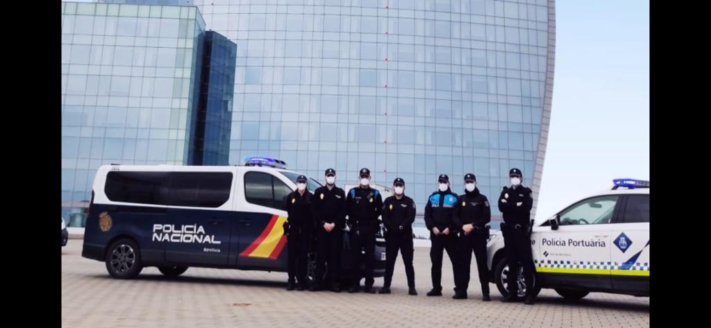 supcat1's tweet photo. Desde @supcat1 queremos dar la enhorabuena a l@s compañer@s de @policia del Puerto de Barcelona por el operativo junto a Policía Portuaria contra la delincuencia que se desplaza a robar a los ferris por la carencia de turistas, llegando a detener a 49 personas💪💪
@Sup_Policia https://t.co/3YiKazkmtP