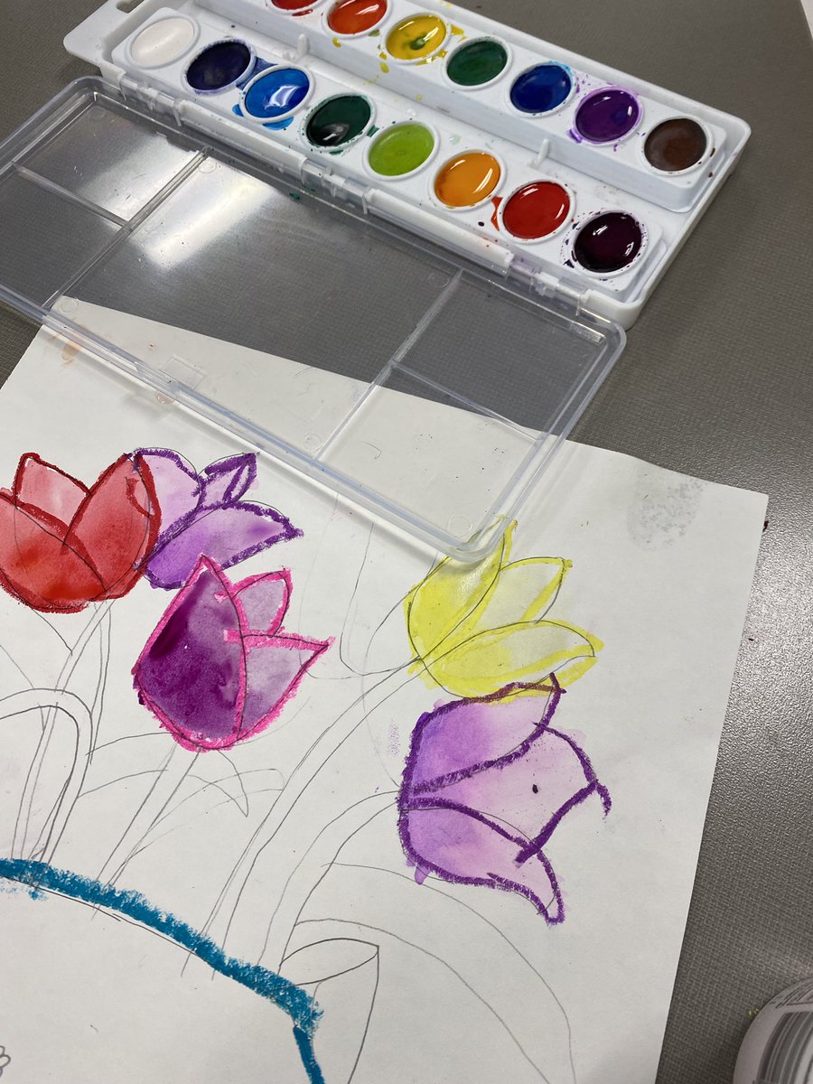 HVEArt's tweet photo. 2nd graders working on a tulip still-life and shading with watercolors. #lifeisgoodathve https://t.co/i3jFJR96pW