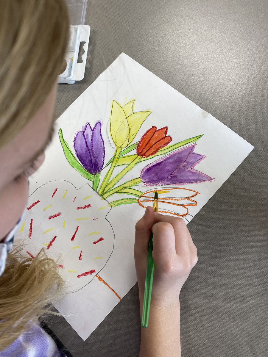 HVEArt's tweet photo. 2nd graders working on a tulip still-life and shading with watercolors. #lifeisgoodathve https://t.co/i3jFJR96pW