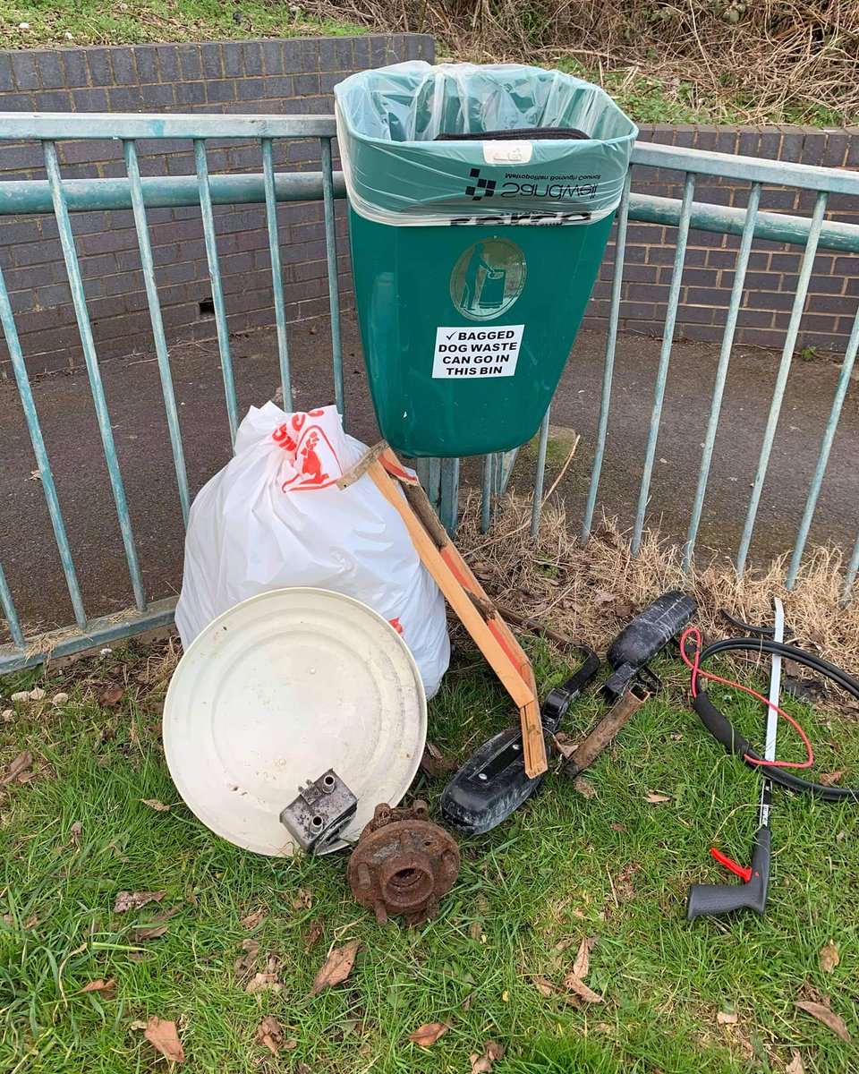 Litterwatch1's tweet photo. #wednesdayafternoon☀️ our mini picker has been out with her mum this afternoon after school, putting our broken glass bags to good use. And also collected 2 bags of #Litter 
#Keepsandwellclean 
#AdoptAStreet 
@SercoESUK
@sandwellcouncil 
#thankyousomuch https://t.co/VOQkvWDlye