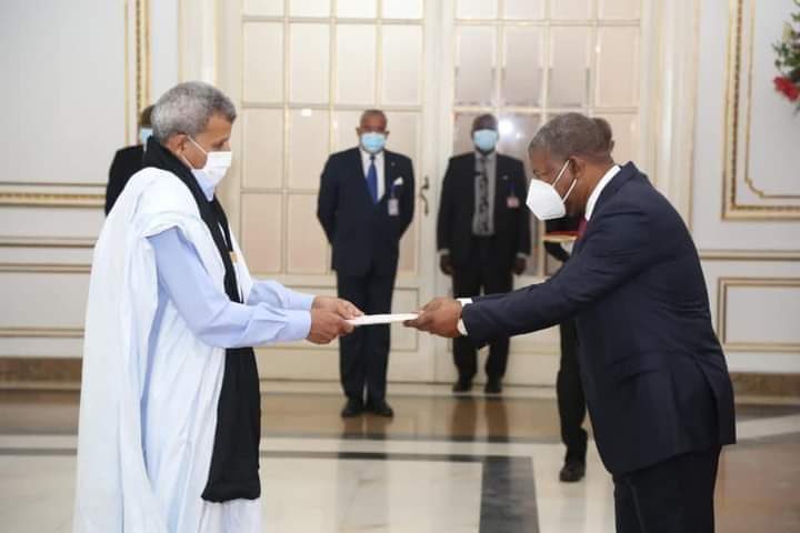 oubibachir's tweet photo. 24 مارس 2021، القصر الرئاسي بالعاصمة #لواندا؛ الرئيس الانغولي السيد #JoãoLourenço، يستقبل أوراق الاخ حمدي ميارة، سفيرا مفوضا فوق العادة للجمهورية الصحراوية لدى جمهورية انغولا. #انغولا القطب القاري الهام، وحزبها الحاكم MPLA# يتبنيان مواقف دعم تاريخية لكفاح #الشعب_الصحراوي العادل. https://t.co/MOfHWGpyUo
