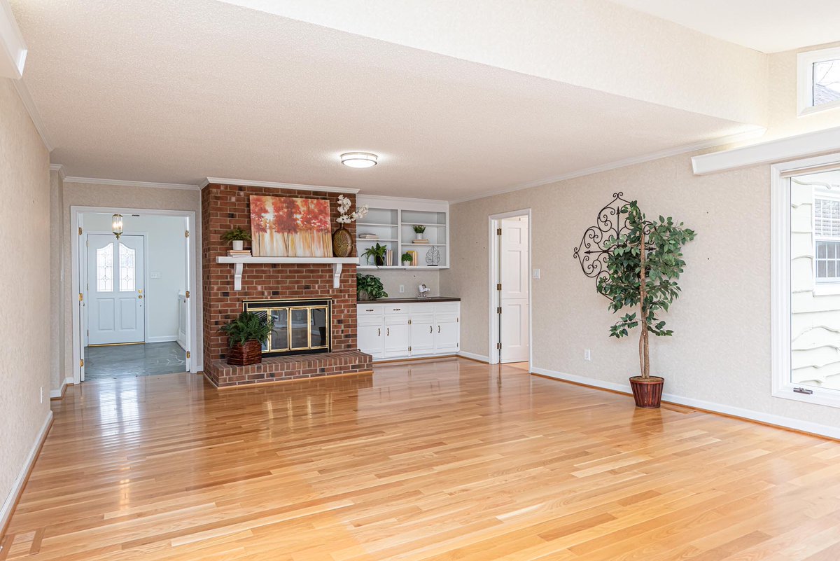 TeamJanice's tweet photo. Just Listed!

4 Bedroom with Bonus Room. First Floor Master and First Floor Guest Suite with Full Bath. Large Deck on back and access to workshop space.

Call today to schedule a private showing. (919) 874-0124
#remax #raleighnc #realestate #JaniceRosenberg https://t.co/YzfqNgTjNP