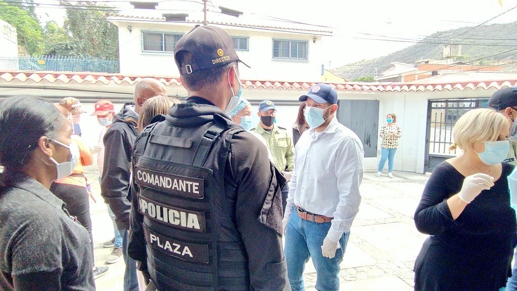 delfinaenred's tweet photo. #GuarenasCeroCovid Cumpliendo instrucciones del Alc. @luiscarPSUV se fortalece la Sala Situacional para optimizar respuestas a la población, incorporando al poder popular desde las Bases: Gob. Comunitarios, Jefes de UBCh, Calle, Comunidad, Somos Venezuela #PrevenirEsVencer https://t.co/8jiaT8dr33