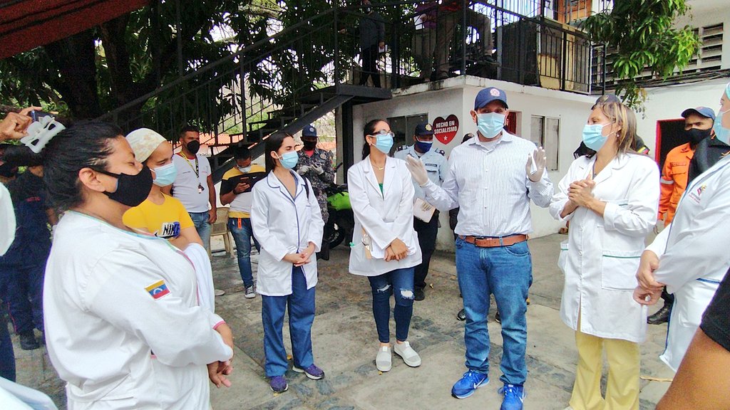 delfinaenred's tweet photo. #GuarenasCeroCovid Cumpliendo instrucciones del Alc. @luiscarPSUV se fortalece la Sala Situacional para optimizar respuestas a la población, incorporando al poder popular desde las Bases: Gob. Comunitarios, Jefes de UBCh, Calle, Comunidad, Somos Venezuela #PrevenirEsVencer https://t.co/8jiaT8dr33
