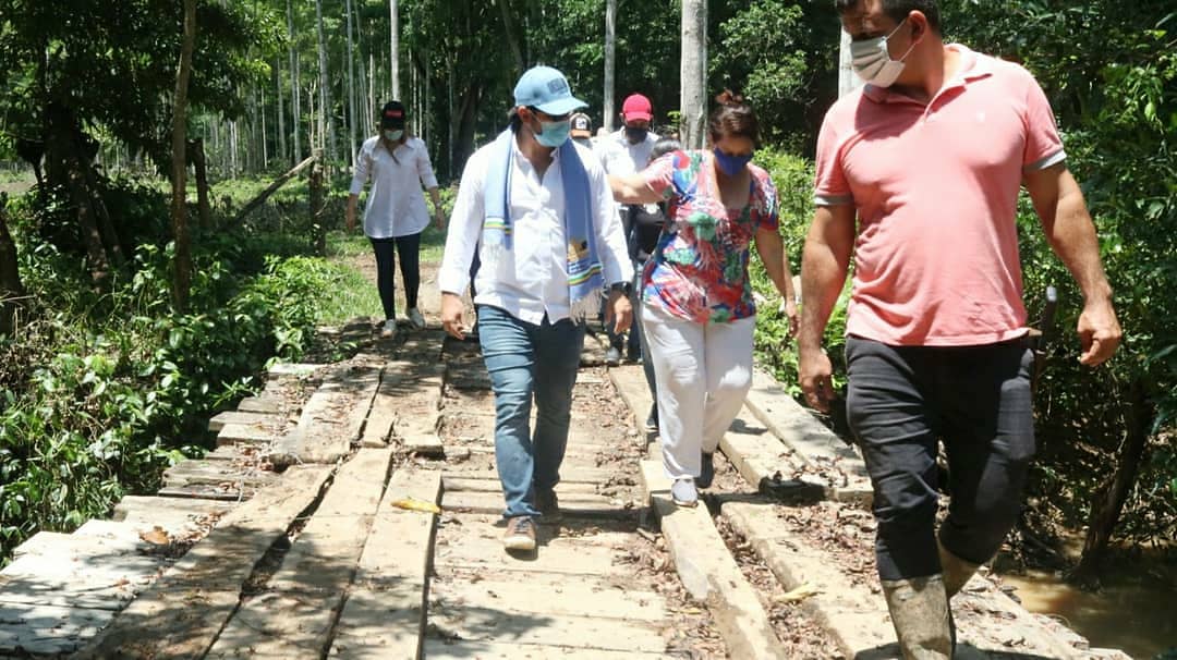 OSCARCHUCURI's tweet photo. EN el #KM11 CON LA COMUNIDAD VIABILIZANDO la conexión #LaVizcaína- #El32, CORREDOR ESTRATÉGICO para los PALMICULTORES. Allí pronto construiremos un puente con tubería de perforación para mayor TRANSITABILIDAD y COMPETITIVIDAD. #SanVicenteTieneFuturo. #OscarRodríguezAlcalde. https://t.co/kynYU3tDxj