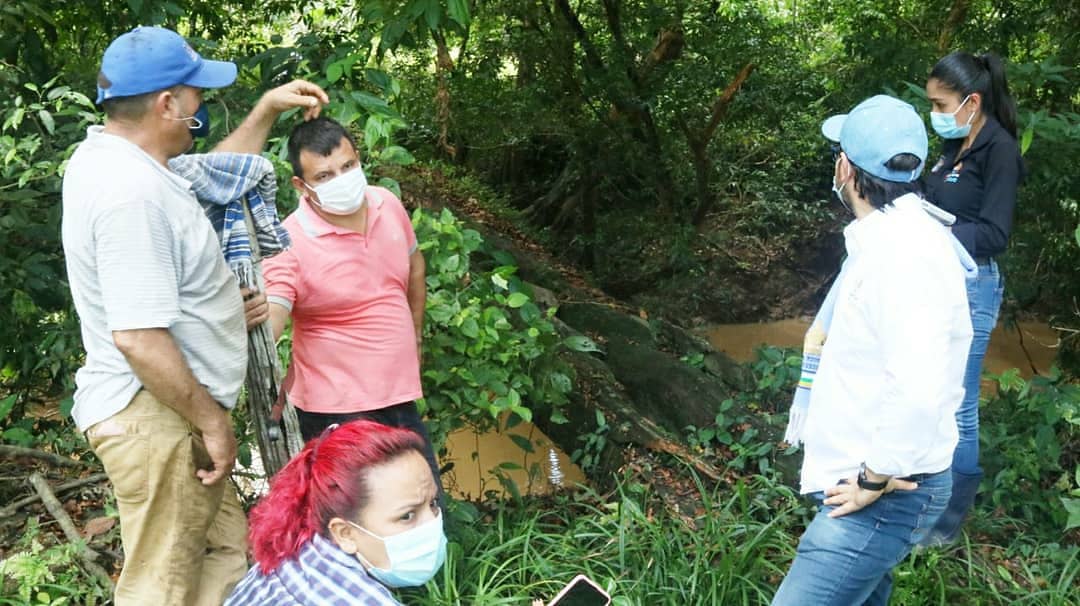 OSCARCHUCURI's tweet photo. EN el #KM11 CON LA COMUNIDAD VIABILIZANDO la conexión #LaVizcaína- #El32, CORREDOR ESTRATÉGICO para los PALMICULTORES. Allí pronto construiremos un puente con tubería de perforación para mayor TRANSITABILIDAD y COMPETITIVIDAD. #SanVicenteTieneFuturo. #OscarRodríguezAlcalde. https://t.co/kynYU3tDxj