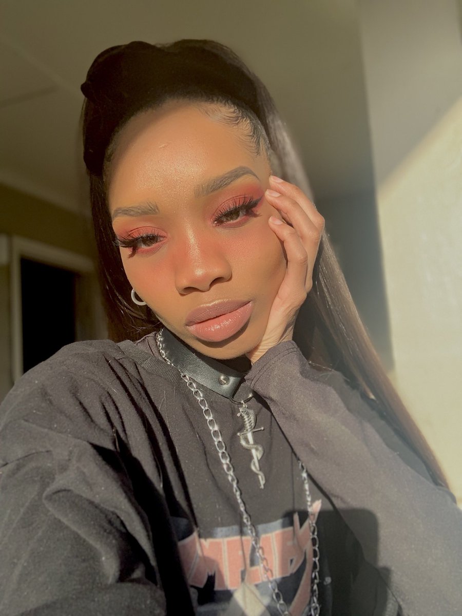 moniaashibi's tweet photo. la dee da dee daaa 🖤 https://t.co/hIUnpoduVK