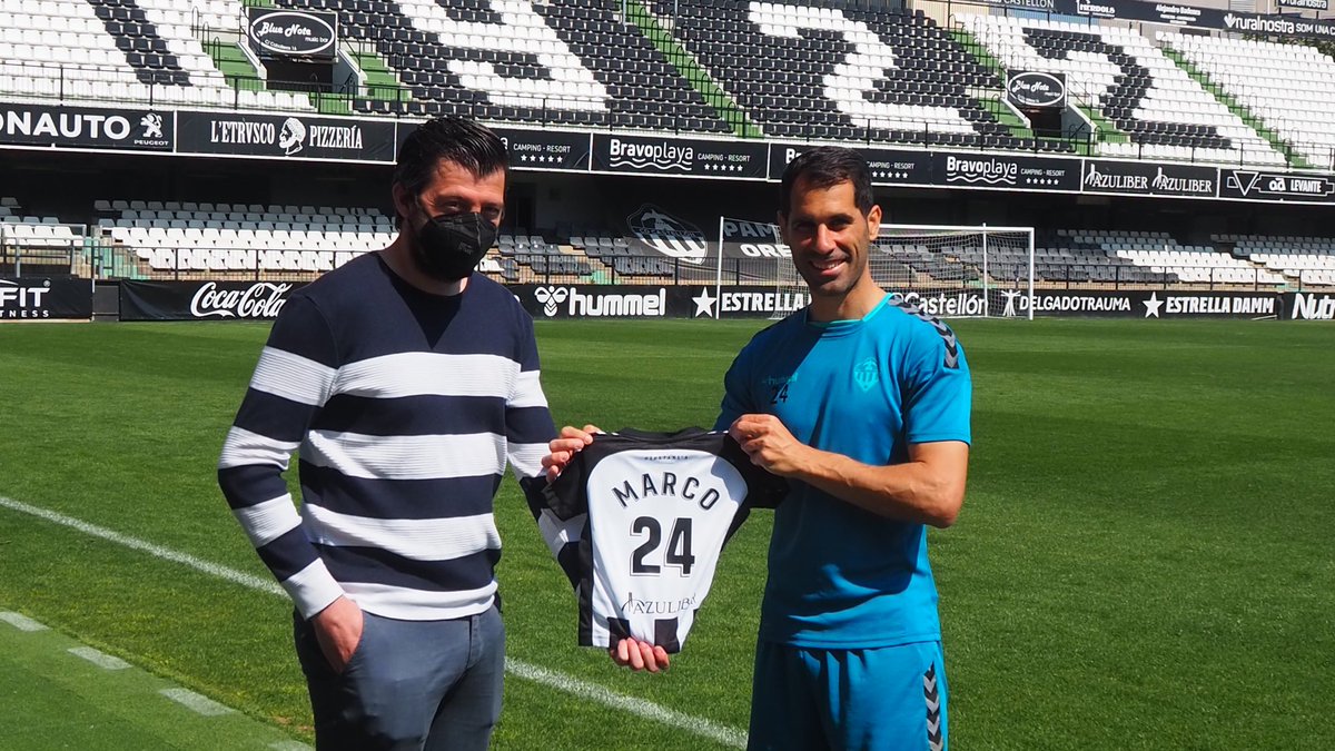 CDCastellon's tweet photo. En nombre del @cdcastellon, Ángel Dealbert obsequió a @javimoyano7 con la primera camiseta albinegra de su hijo Marco, recién nacido. 👶

¡Ya tenéis a otro orellut en casa, Javi! 😉😍

#PPO👂 https://t.co/vNglSvHmE5