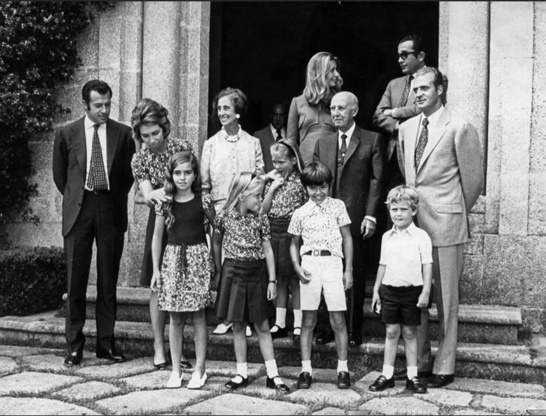 vuthy1Iiving's tweet photo. No habrá plena democracia hasta que el jefe de estado sea elegido por el pueblo y no heredado y puesto por Franco. 
#DemocraciaSinBorbones https://t.co/qEnUCuxRoo