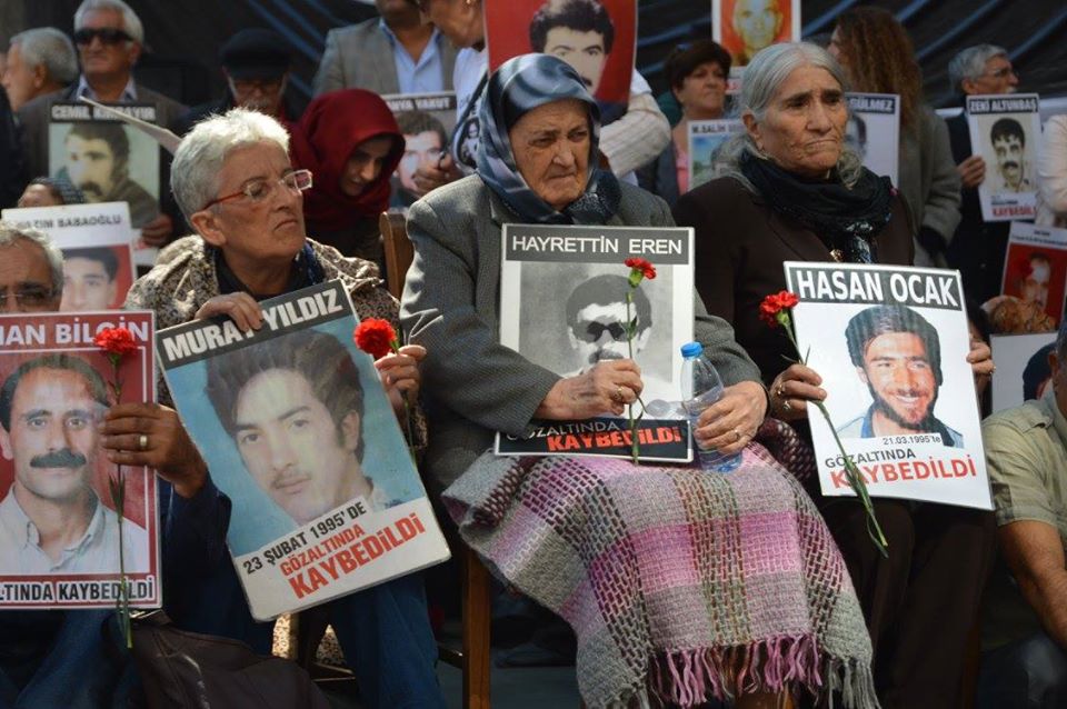 Her anne için evlat acısı aynı yakıcılıktadır. Anneler ayrım yapmaz ve her zaman her şeyden önde tutar adaleti. Yarın bu topraklardaki herkes için adalet diyen Cumartesi Anneleri ve İnsanları'nın yanında olup, herkes için adalet diyeceğiz

#CumartesiAnneleriYargılanıyor