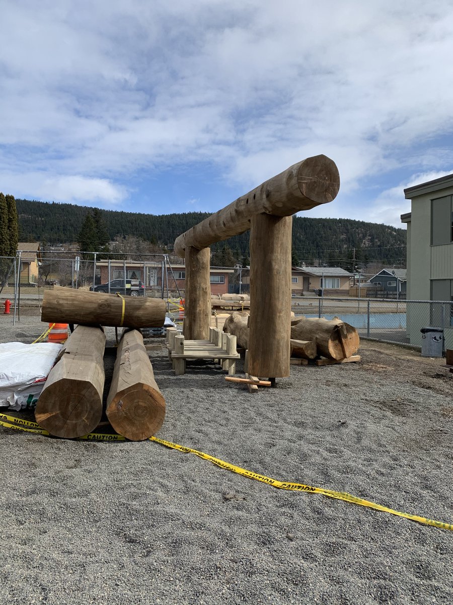 SD27_CC's tweet photo. Very exciting! Another outdoor learning space going up at Marie Sharpe @BeaulneKris @MarieSharpeElem https://t.co/J6Bdtd0LEl