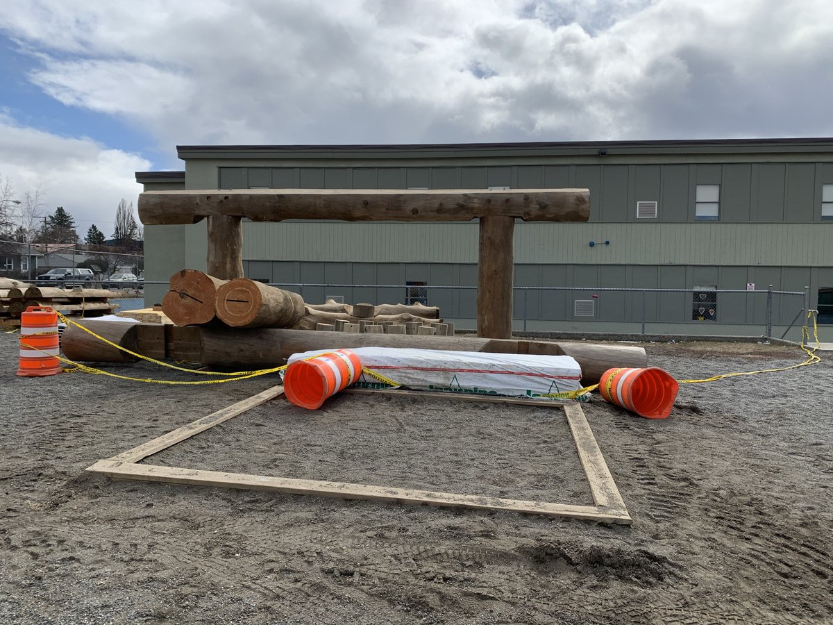 SD27_CC's tweet photo. Very exciting! Another outdoor learning space going up at Marie Sharpe @BeaulneKris @MarieSharpeElem https://t.co/J6Bdtd0LEl