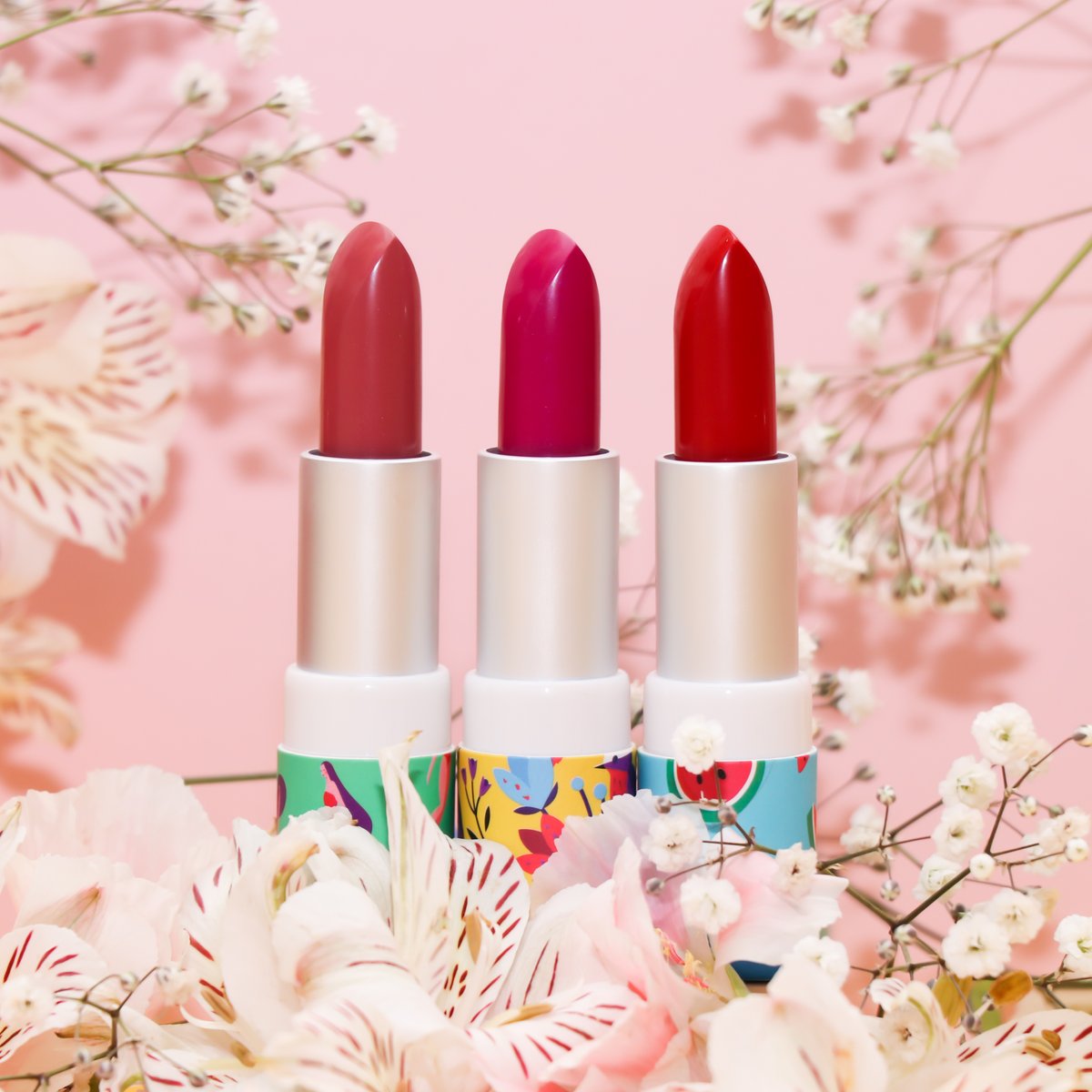 ¡La primavera llegó! Y no hay temporada más bonita para lucir unos labios jugosos y llenos de color. Ésta época es PERFECTA para usar Celosia 💄 💋 ¿Lo has probado? Deja en los comentarios tu color favorito. ☀️