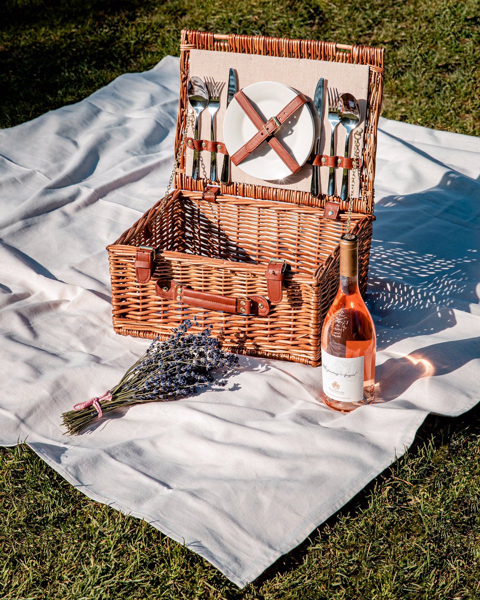 WineNewsIt's tweet photo. Non avevamo più assaggiato i #rosè @chateaudesclans ( in @LVMH con #Yquem #ChevalBlanc, #DomPerignon #Krug...). Oggi, con speciale e elegante set, #assaggi di #etichette, di grande #eleganza, #piacevolezza, mineralità, da colori pallidi e #profumifloreale. Recensioni prox giorni https://t.co/7X6E14mZvi