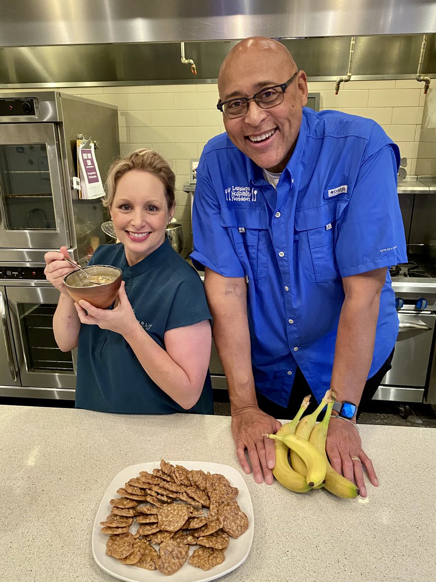 ChefKevinBelton's tweet image. I ❤️ getting to see @chefamysins It’s an added bonus getting to work with her. #sotalented #cheffin #cheflife #cookingdemo #zoomin #blessedwithwork #grateful #greatcolleague #siop2021