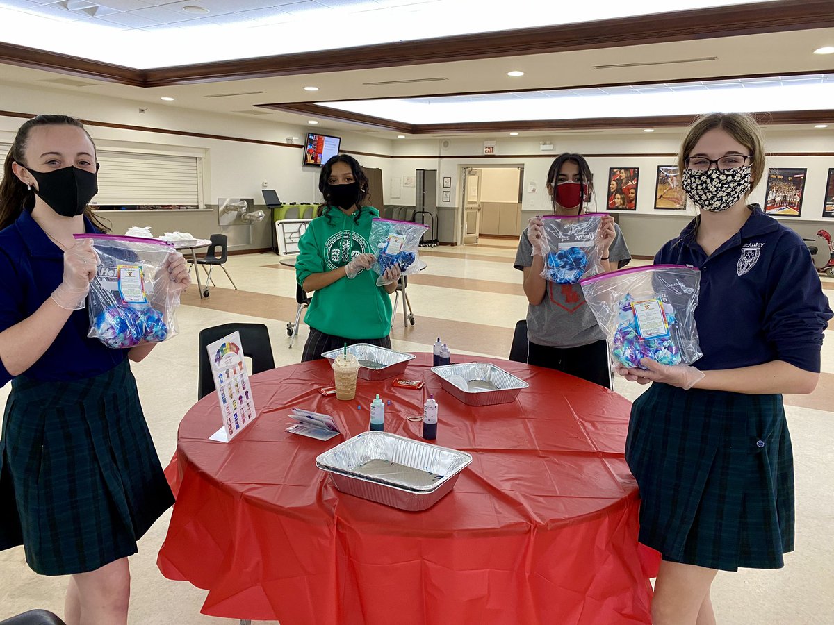 McAuleyMacs's tweet photo. Let’s add some color into this gray day with tie-dye! 🌀 Thank you to our Student Activities for hosting such a fun event! #studentactivites #tiedye #sofun https://t.co/sOFa7XXjTJ