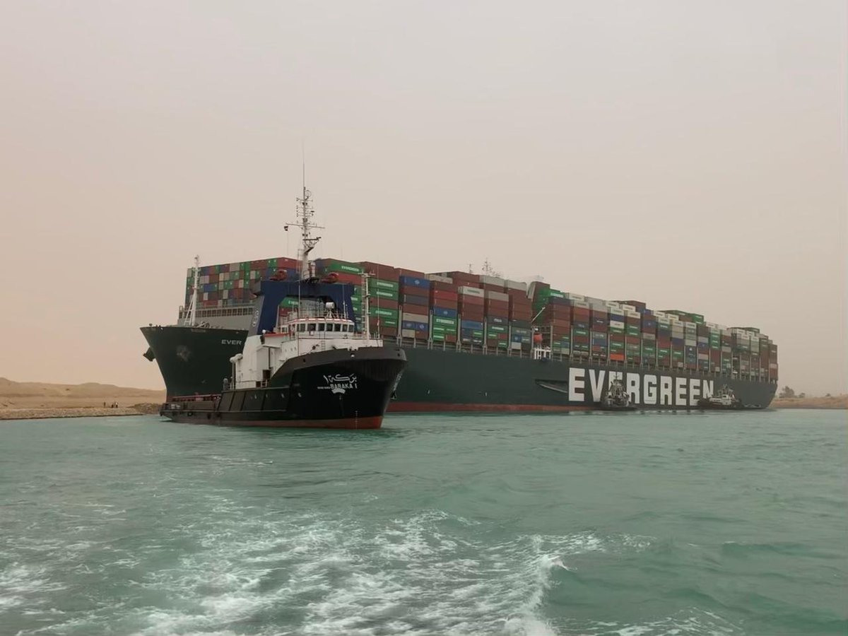 liacp3's tweet photo. #Egipto Continúan labores de rescate en el #CanaldeSuez. 8 remolcadores intentan redirigir el barco de 400 metros de largo por 59 de ancho, que bloquea la importante ruta comercial @PrensaLatina_cu https://t.co/DoQC2oajzN