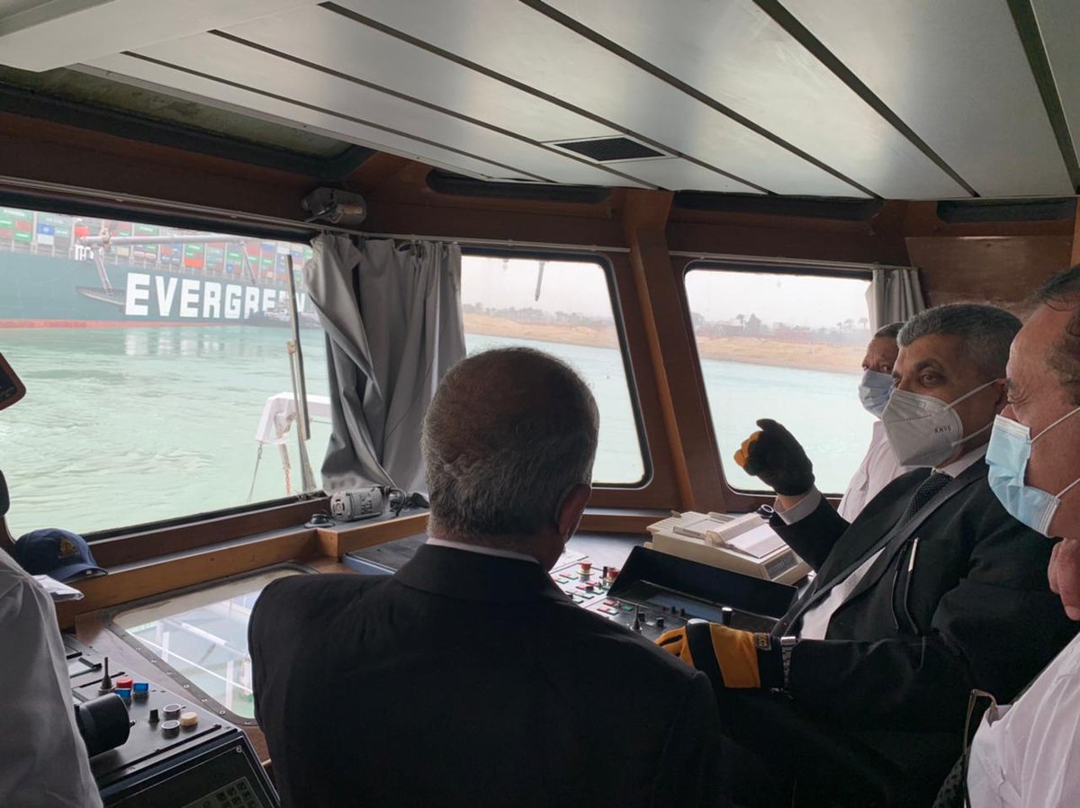 liacp3's tweet photo. #Egipto Continúan labores de rescate en el #CanaldeSuez. 8 remolcadores intentan redirigir el barco de 400 metros de largo por 59 de ancho, que bloquea la importante ruta comercial @PrensaLatina_cu https://t.co/DoQC2oajzN