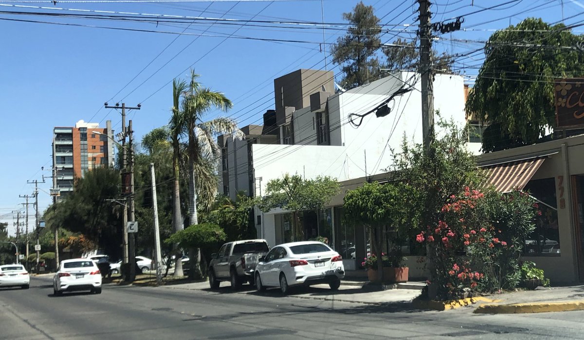 conVIVEgdl's tweet photo. Siguen a diario 🚗 infractores en área de banqueta modificada en #CafeCo de Rubén Darío/ José Ma. Heredia #Providencia #Gdl son los que dijeron tener permiso, pero sin mostrarlo.
@GdlMovilidad @JaliscoVial @PoderAG_Jal https://t.co/XyOIXFtpN3