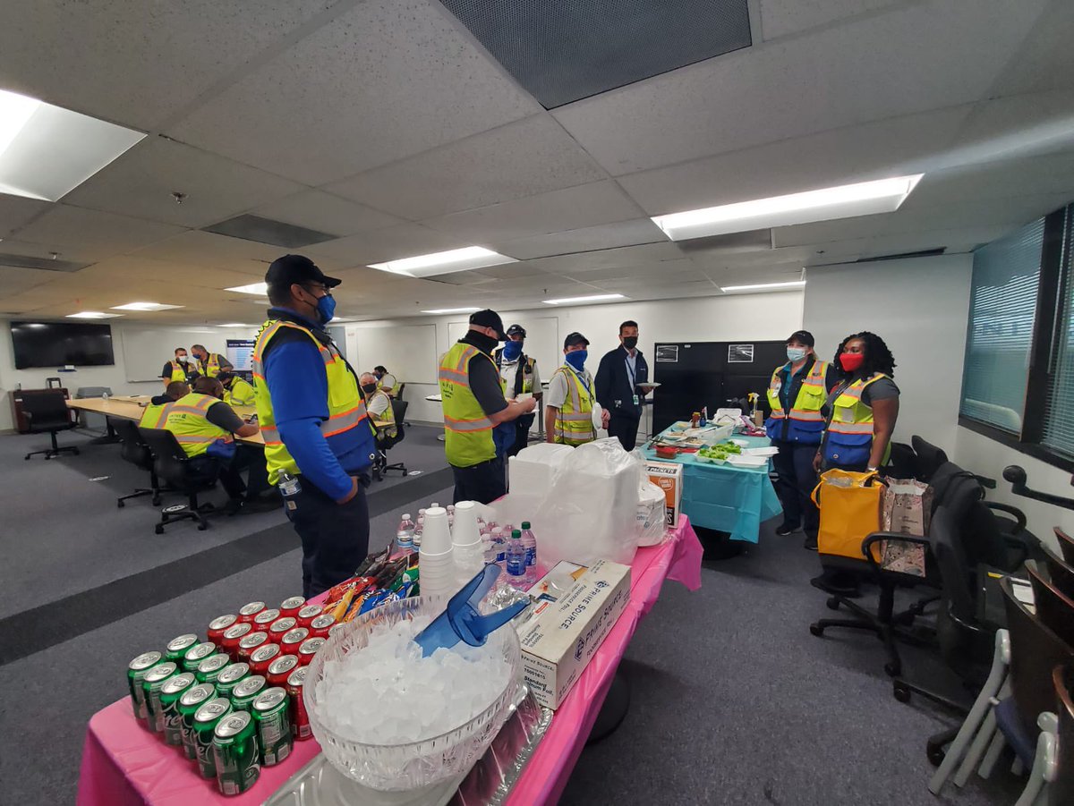 IAH Area managers making Waffles for AM and Tacos for the PM shifts to thank the supervisors and assistant managers for all they do!!#Weareunited #TeamIAH @billwatts_11 @rodney20148 @MikeHannaUAL