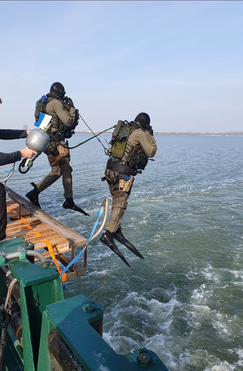 De kikvorsman opleiding 2021. Bezig met het launchen vanaf een snelvarend schip. “Fast boat drill”De kikvorsman is Cruciaal voor de maritieme speciale operaties binnen defensie. <a href="/Defensie/">Ministerie van Defensie</a> <a href="/kon_marine/">Koninklijke Marine</a> <a href="/korpsmariniers/">Korps Mariniers</a> <a href="/Korpsadjudant_M/">Korpsadjudant Mariniers</a> <a href="/Krijgsmachtadj/">Krijgsmachtadjudant 🇳🇱</a> <a href="/DefensieOnline/">Ministerie van Defensie</a> <a href="/werkenbijdef/">Werken bij Defensie</a>