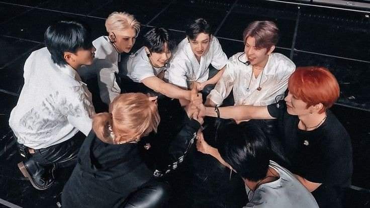 Merxlyn_Yoim's tweet photo. HAPPY 3RD ANIVERSARY 💕💕💕
Pasaron 3 años y desde entonces no nos soltamos las manos para seguir caminando y apoyandonos juntos!!. Los apre3mucho mis  niños 🐶🦊🐱🐷🐨🐿️🐤🥟
#StrayKids3rdAnniversary
#STAYingWithYou 
#LoveStrayKids
#스키즈와_스테이의_3번째봄
@Stray_Kids https://t.co/TIhllE6VNU