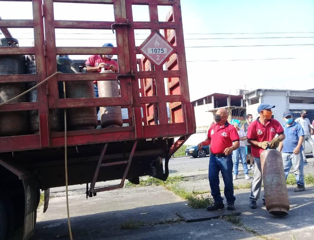 GasTrujillo's tweet photo. En articulación con la #Epsdc atendimos a 2.449 familias de la pquia. El Carmen, mpio Boconó. Mediante la organización de 10 #Clap entregamos 2.369 cilindros, gracias al pdte. @NicolasMaduro, la pdta. de la filial, @CarylBertho y el gobernador @RangelSilva4F
iEstamos venciendo! https://t.co/c7mJsgjnv4