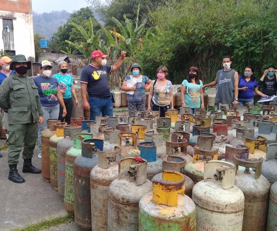GasTrujillo's tweet photo. En articulación con la #Epsdc atendimos a 2.449 familias de la pquia. El Carmen, mpio Boconó. Mediante la organización de 10 #Clap entregamos 2.369 cilindros, gracias al pdte. @NicolasMaduro, la pdta. de la filial, @CarylBertho y el gobernador @RangelSilva4F
iEstamos venciendo! https://t.co/c7mJsgjnv4