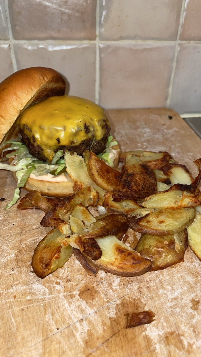 Thanks to <a href="/AgriAware/">Agri Aware</a> for organising tonight’s event with <a href="/DanielMDavey/">Daniel Davey</a> @FoodFlicker who guided me in making this dinner 🙌

Time to enjoy 😍 #Irishbeef #Irishag #Agcredible