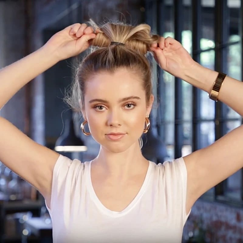 William_spacial's tweet photo. Magic Bun Maker

Usage:
1. Put your hair into a ponytail.
2. Straighten the hair bun tool, and place your hair between the two bands.
3. Hold both ends together, and roll upwards toward the base of the ponytail. https://t.co/03LT1LASGl