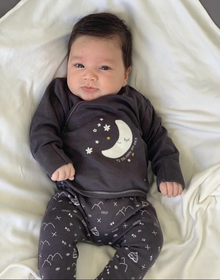 Abimiz Sinan Karataş ın 2 aylık oğlu #Aybars’a SMA TİP1 hastalığı teşhisi koyuldu. Şimdiden bazı vücut fonksiyonlarını kaybetmiş durumda. Minik bebeğimizi 6 aylık olmadan yurtdışına tedavisi için ulaştırmamız lazım. Bunun için gerekli olan 18-19 Milyon (trilyon)’ a ihtiyaç var.