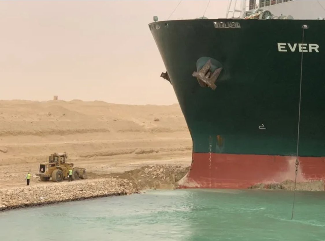 Ale_Pitto's tweet photo. @CONFETRA @o_merk @HuffPostItalia @SilviaMoretto4 @mitgov @LaghezzaAle @mauro_nicosia @SPEDIPORTO @payjumper @ConfetraT @ConfetraP Apparently, we need either smaller vessels or bigger bulldozers #EVERGIVEN https://t.co/G2vuBP4lju