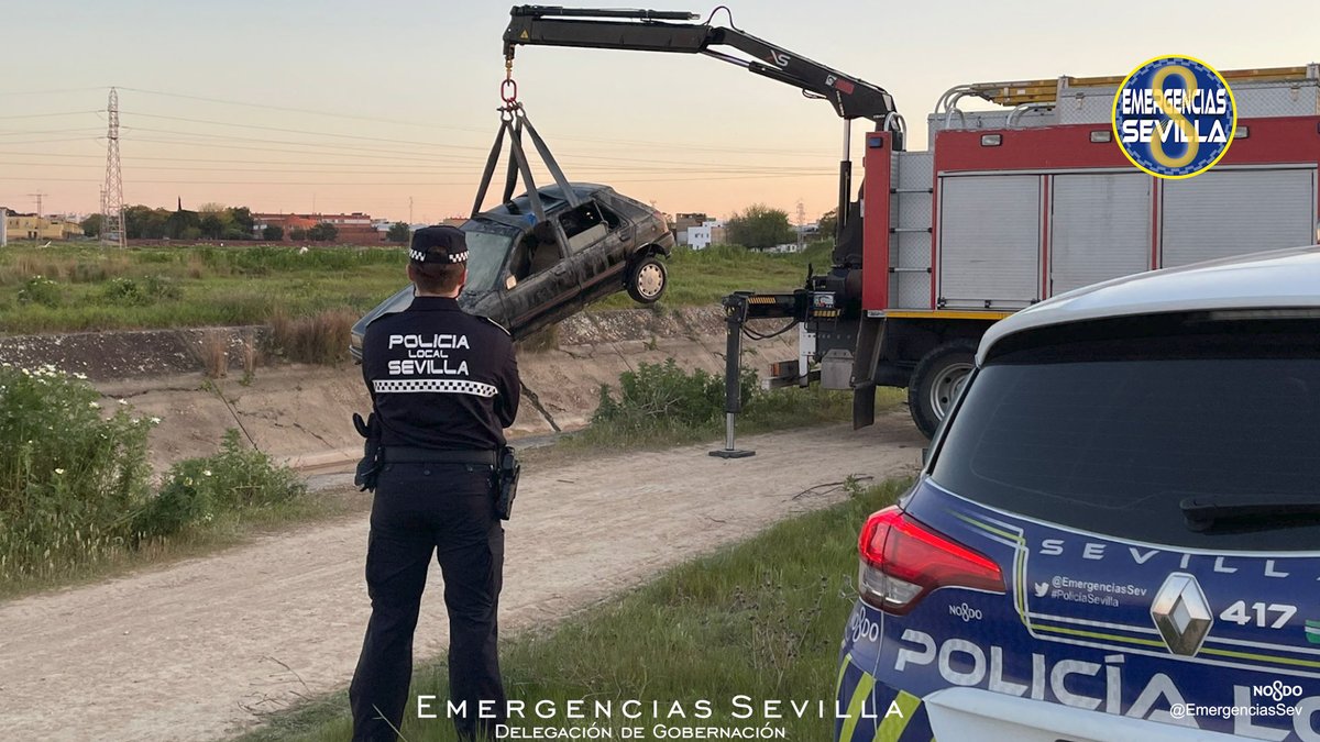 EmergenciasSev's tweet photo. Policía Local y #Bomberos recuperan un vehículo sustraído que se encontraba sumergido en el cauce del canal de riego en #Torreblanca #Sevilla
#Gobernación @Ayto_Sevilla https://t.co/LWuDEMZOZ4