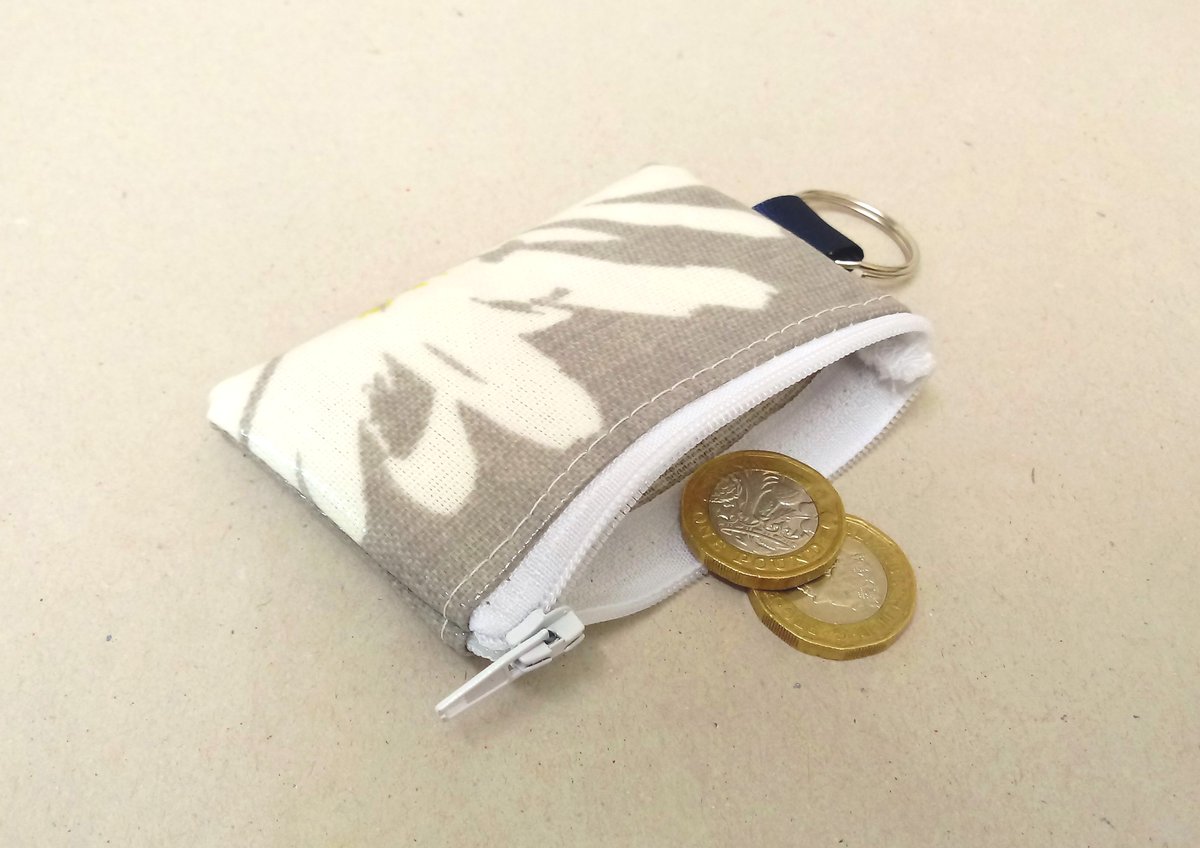 kernowclaire1's tweet photo. Mini coin purse key ring in oilcloth. Grey with a large, white daisy pattern. #giftforher #tinypurse #minipurse #handmadeintheuk #smallbiz #handmadehour https://t.co/KQdWsmKcfl https://t.co/Ud1KTNfcqf