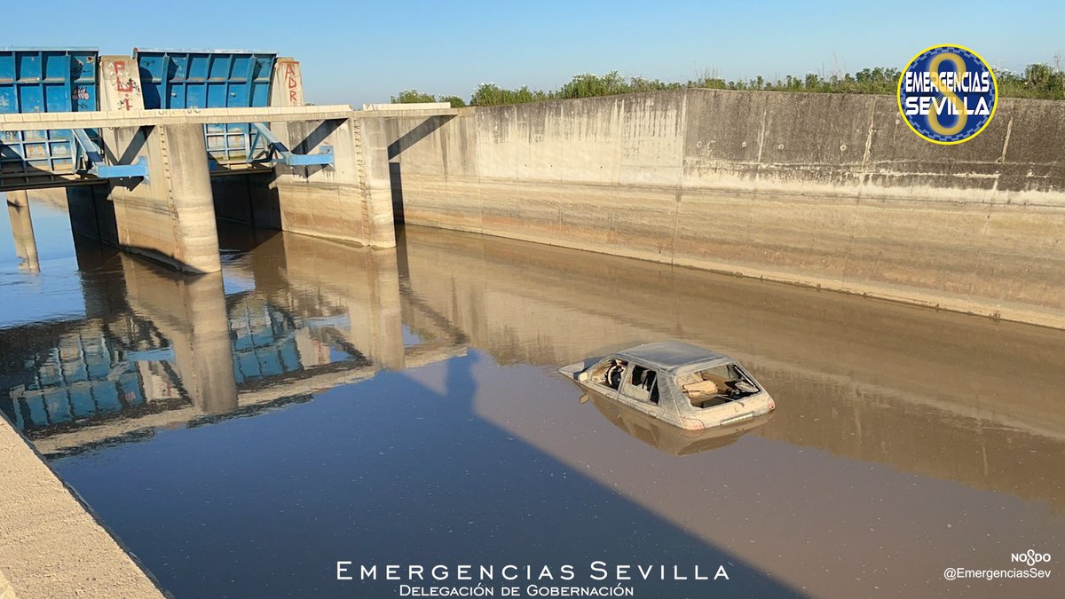 EmergenciasSev's tweet photo. Policía Local y #Bomberos recuperan un vehículo sustraído que se encontraba sumergido en el cauce del canal de riego en #Torreblanca #Sevilla
#Gobernación @Ayto_Sevilla https://t.co/LWuDEMZOZ4