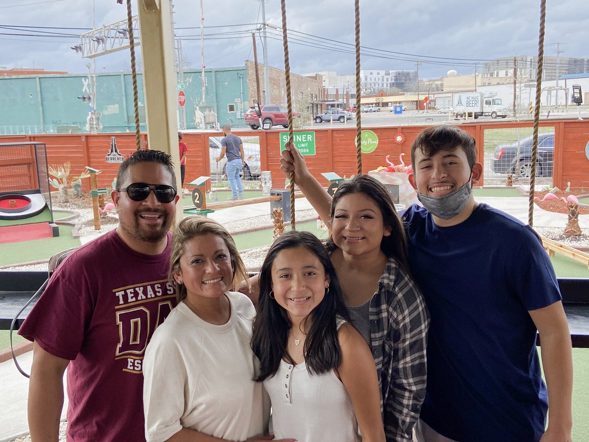 TxStDSweets's tweet photo. Family Day 🤝 Putt Pub https://t.co/H0AYm70oyZ