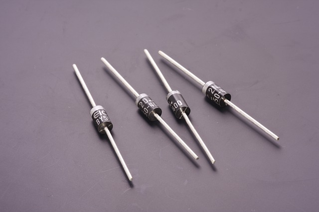 BitCuco's tweet photo. ¿Qué es un #diodo y de qué tipo existen?

#ánodo #cátodo #corriente #diodos #electrones #energía #física #led #onda #ondas #polarización #rectificadores #semiconductores #chips #electrónica #arduino #electronics #hardware #mpic #embedded #iot #bit #cpu

https://t.co/D8QQjKGtPk https://t.co/uYTBUSwNsp
