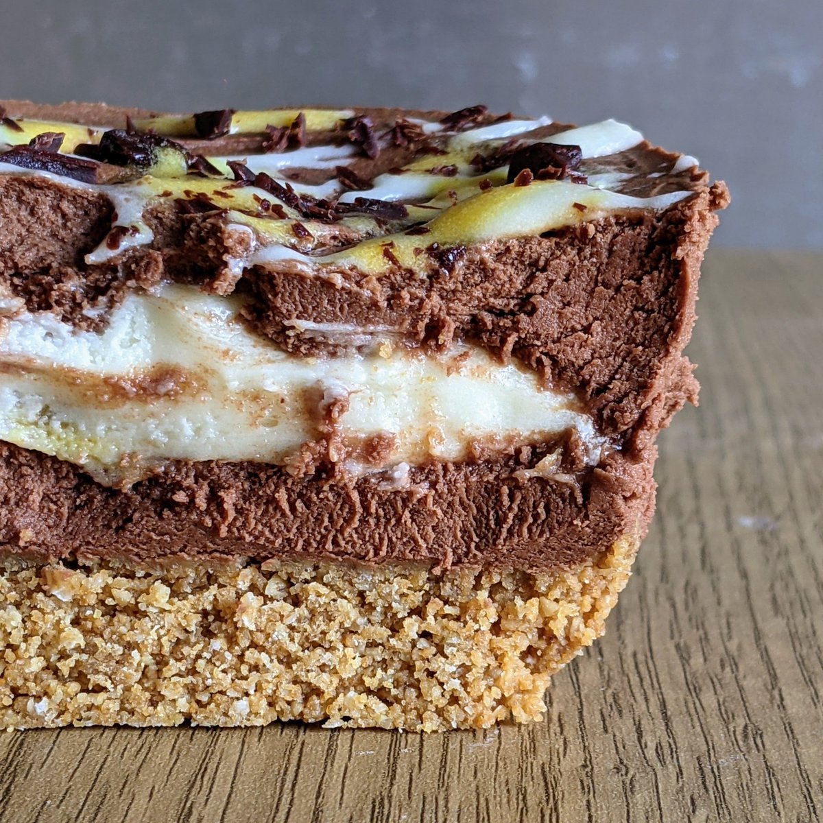 cococheesecakes's tweet photo. The Creme Egg! An oaty biscuit base with a chocolate filling and a fondant centre, topped with fondant drizzle and chocolate pieces. One of our Easter specialsπ°
π
#vegancheesecake #vegantreats #vegandessert #derbyvegan #nottsvegans #ukvegans #veganfooduk #veganeaster https://t.co/B5apuL9mfw