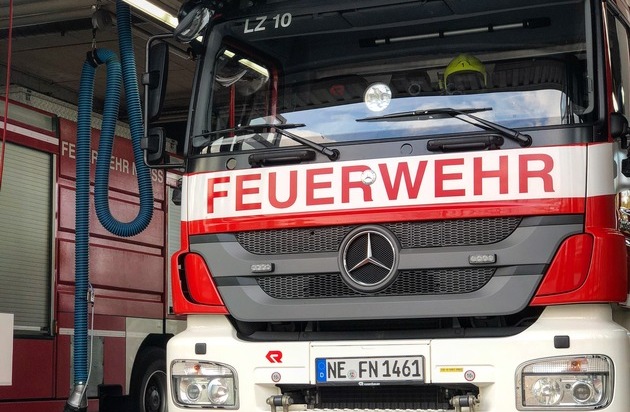 FW-NE: Dackel in Kaninchenbau gefangen | Feuerwehr befreit unterkühlten Hund dlvr.it/RwJSgh