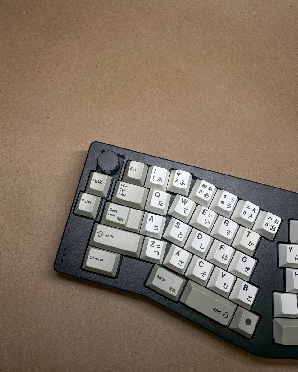 mikodotb's tweet photo. Built an MGA Standard on stream yesterday. Extremely happy with how it came out 👀 

#mechanicalkeyboards #customkeyboards #alicelayout https://t.co/Vx0Hq7yAVw